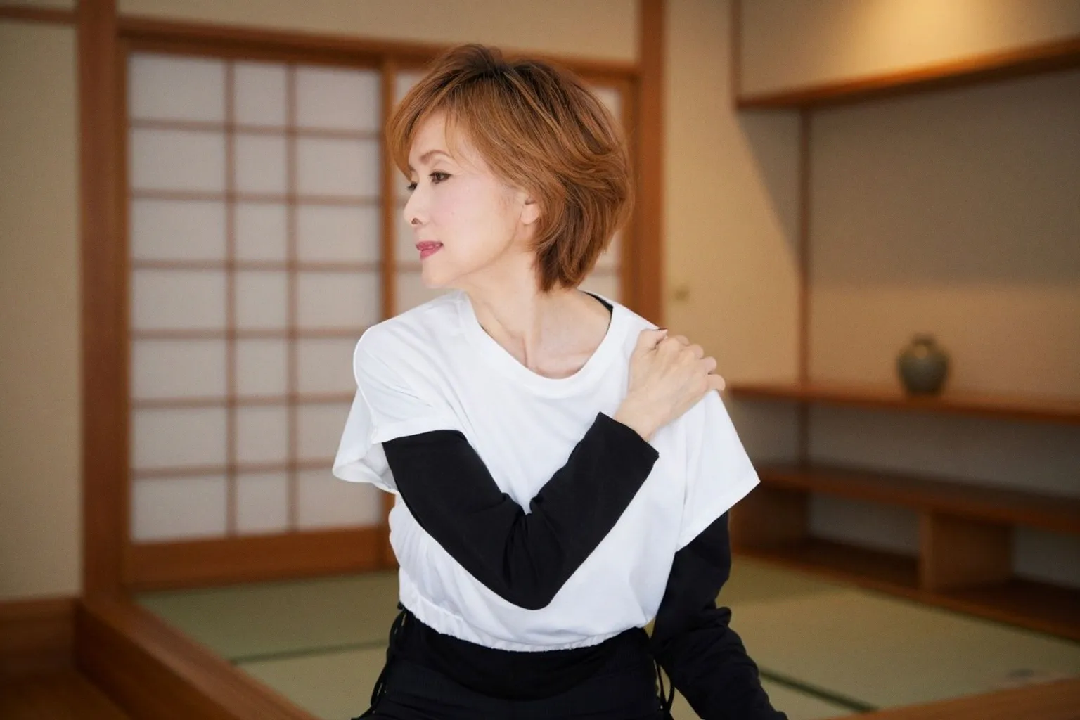 体の痛み知らずの74歳【小柳ルミ子さん】が毎日続ける「ゆったり肩広げ」とは？
